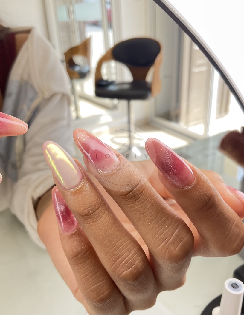 Aplicación de uñas y pestañas
